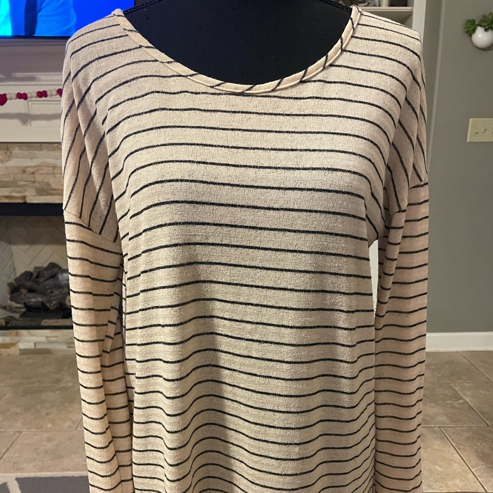 Bo bel LS women’s shirt. Tan /black stripe with black inset on back. Sz L